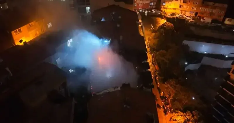 Kağıthane’de 5 katlı binanın en üst katında çıkan yangın çatıya sıçradı
