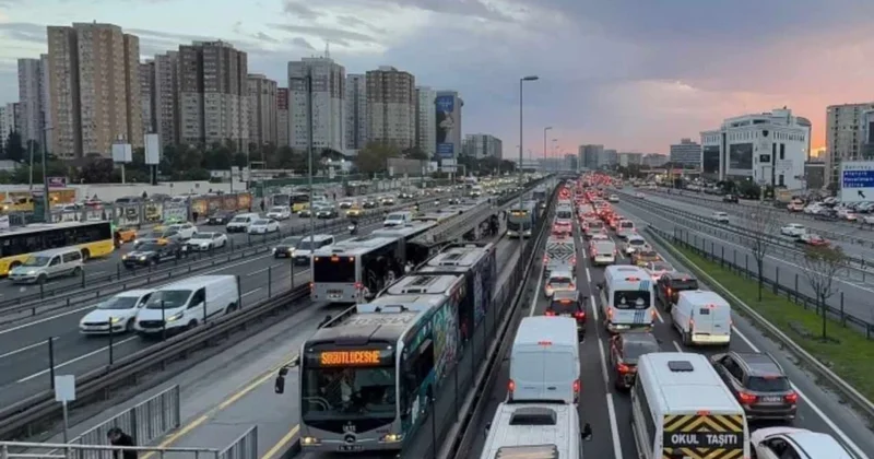 İstanbul da metrobüsle işe gidenlerin maaşında yüzde 19’luk kesinti ortaya çıktı Sözcü Gazetesi