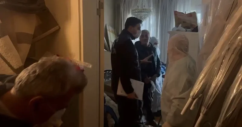 Beyoğlu’nda kötü koku gelen daireden 4 ton çöp çıkarıldı