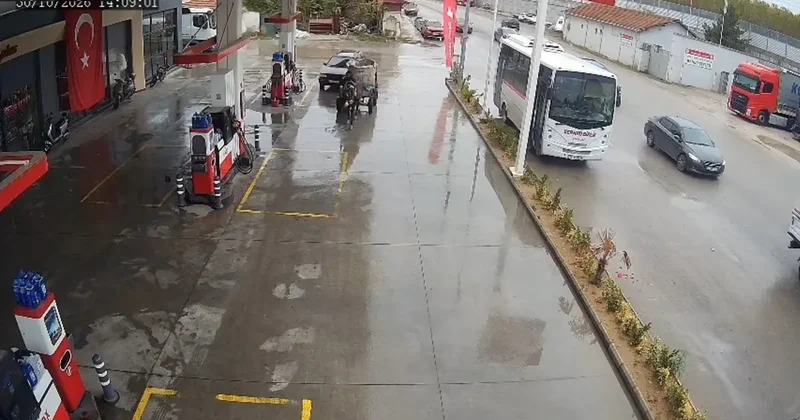 Yakıtı biten aracı at arabasıyla 2 kilometre çekti