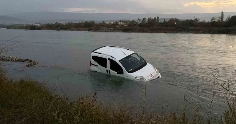 Kelkit Çayı aniden yükseldi! Erbaa da adaya bırakılan otomobil suda kaldı