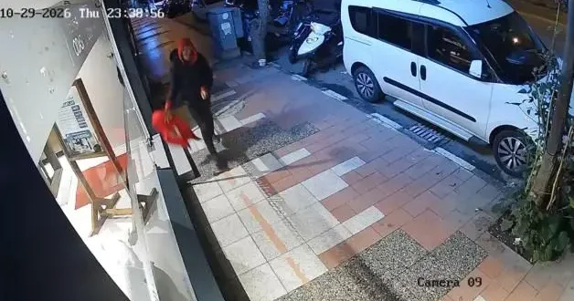 Manisa da alçak provokasyon: Türk bayrağını söküp yere attı!