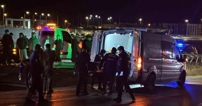 Çanakkale de kontrolden çıkan otomobil direğe çarptı, iki kişi olay yerinde öldü