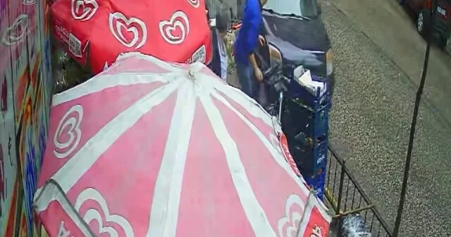 Otomobilin marketin önündeki yayaların arasına daldığı kaza kamerada: 3 yaralı Giresun Haber Habertürk Yerel Haberler