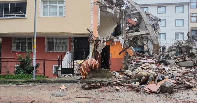 Avcılar da kentsel dönüşüm yıkımında 4 katlı bina çöküp yan dairenin duvarını yıktı