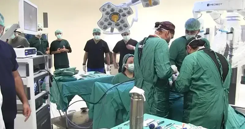 12 yıldır kasık ve karın ağrısı çeken hasta robotik cerrahiyle sağlığına kavuştu