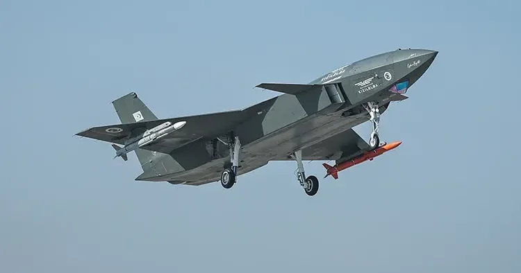 Baytaktar KIZILELMA hava hava füzesiyle hedefi vurdu