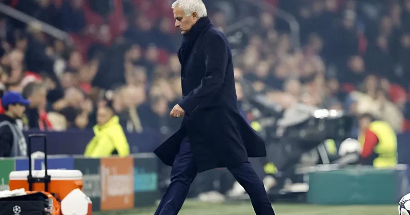 Mourinho taca çıkan topu alıp yedek kulübesinin arkasına attı: Saha karıştı