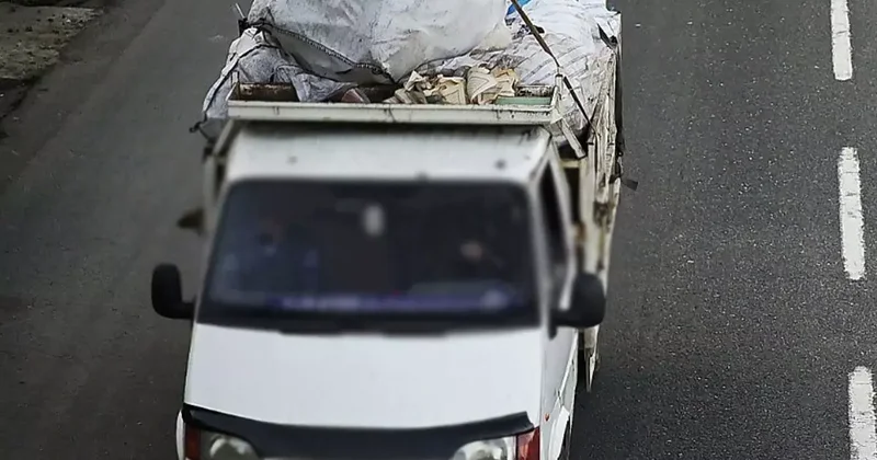 Kur an ı Kerim sayfaları yola saçıldı! 2 kişi için adli işlem başlatıldı