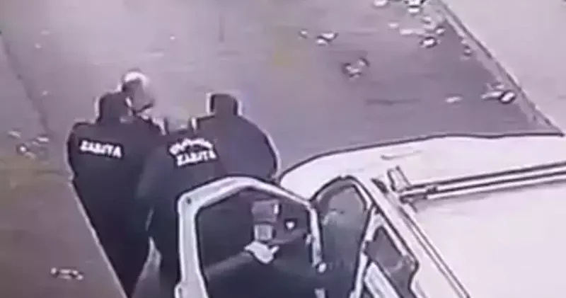 Küçükçekmece de iş yeri mühürlenen esnaf ile zabıtalar arasında yaşanan gerginlik kamerada