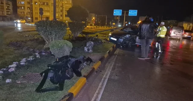 Çarptığı direk aracın üstüne devrildi, sürücü kaza yerinden kaçtı Bartın Haberleri