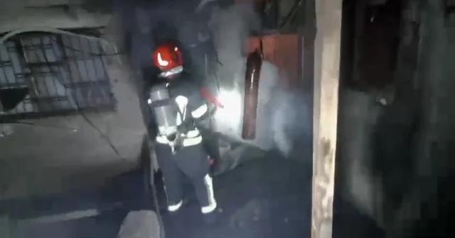 Osmaniye de iki katlı ahşap binadaki yangın söndürüldü Osmaniye Haberleri