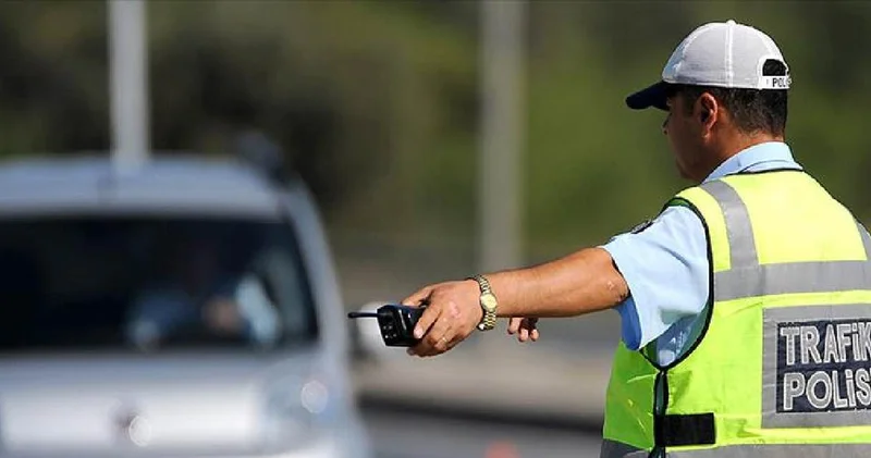 Bakan açıkladı: Trafikte bunu yapan sürücülerin ehliyetine 60 gün el konulacak