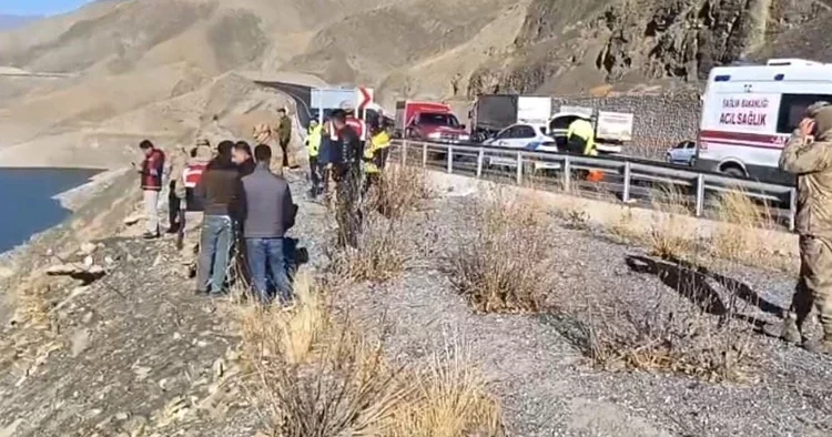 Otomobil baraja uçtu: İçinde 3 kişi vardı, 1 kişinin cansız bedenine ulaşıldı