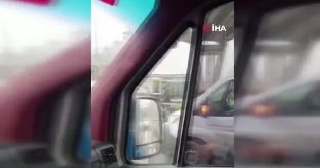 Trafikte yol verme tartışmasında sinirlerine hakim olamayan sürücü minibüsün camını yumrukladı