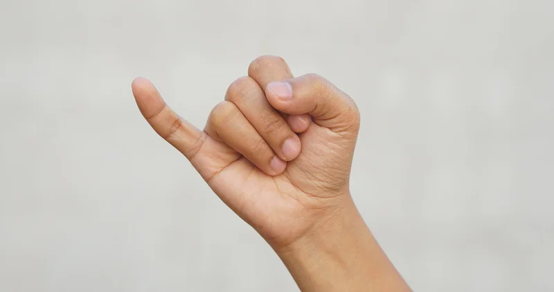 Serçe parmağınızın şeklinde bir yamulma var mı? Bilim bunu Smartphone pinky olarak adlandırıyor: Sebebi de telefonunuz!