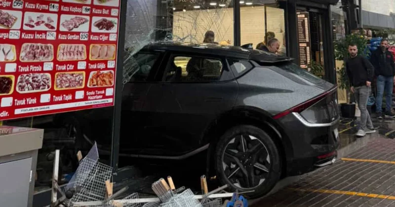 Fren yerine gaza bastı: Şarküteri dükkanından içeri girdi