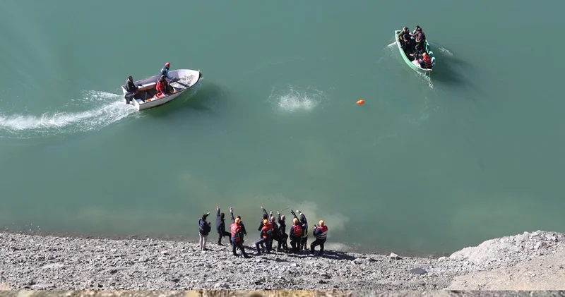 Van’da otomobil baraj gölüne yuvarlandı: İki kişinin cesedine ulaşıldı, bir kişi için arama çalışması devam ediyor