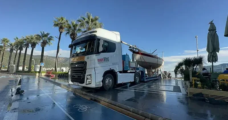 Marmaris’te sağanak ve fırtınada karaya vuran tekneler çekildi