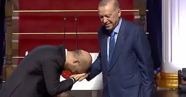 Önce tokalaştı sonra elini öptü: Cumhurbaşkanı kimliğinin yerine ‘baba’nın geçtiği o an VİDEO İZLE