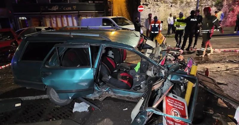 Hatalı sollama sonucu meydana gelen kazada araç hurdaya döndü
