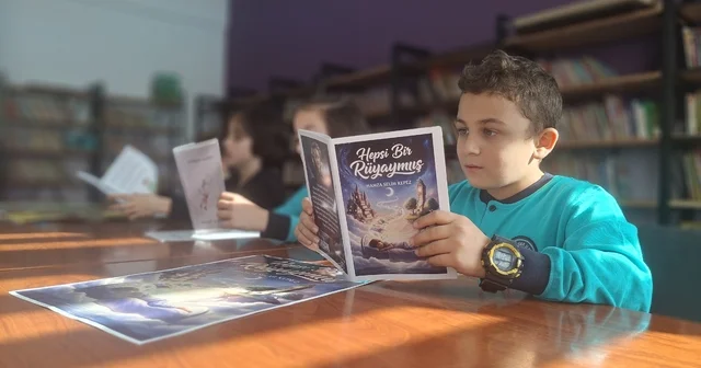 Gündelik hayatlarından esinlenerek hikaye kitabı yazan ilkokul öğrencileri, imza günü düzenledi Bursa Haberleri