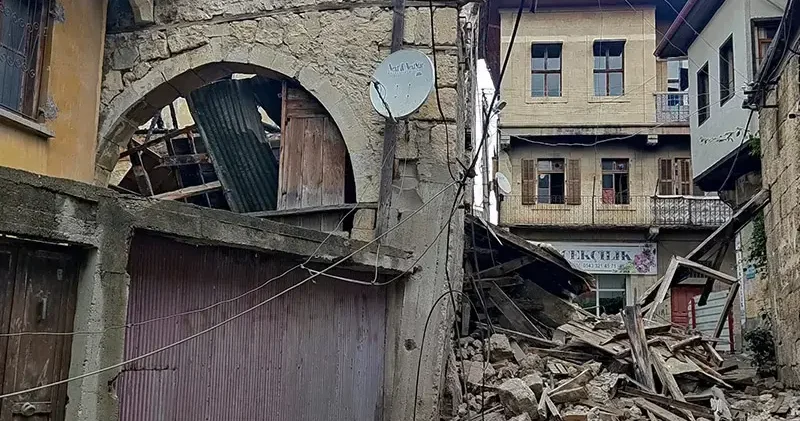 Yangında kullanılamaz hale gelen ev çöktü