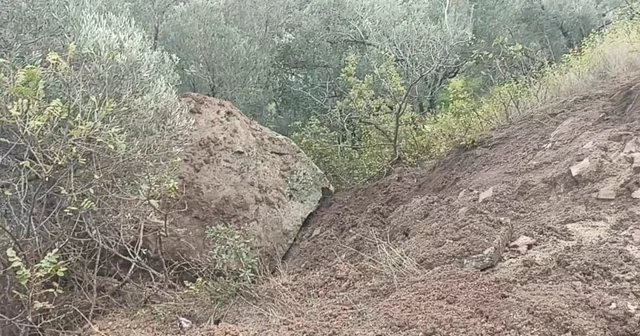 Ayvacık ta düşen kaya parçası toprak kaymasına sebep oldu Çanakkale Haberleri