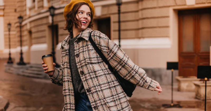 Bordoya ve ekoseye doyacağız! 2025 Kış modasında hangi parçalar öne çıkıyor?