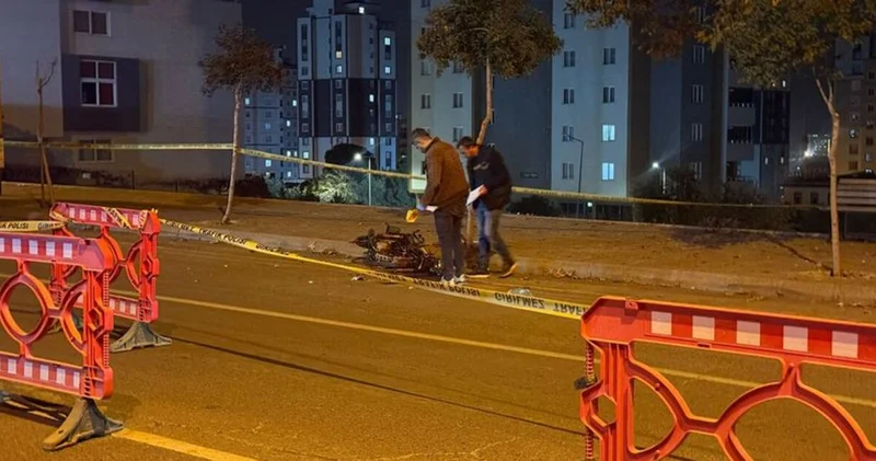 Kahramanmaraş ta kamyonete çarpan motosikletteki 2 kişi öldü