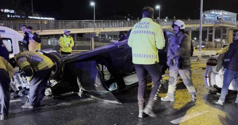 Küçükçekmece de feci zincirleme kaza: Araçlar takla attı 3 kişi yaralandı