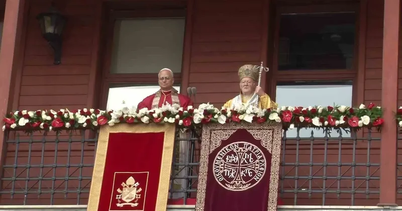 Papa 14. Leo ve Fener Rum Patriği Bartholomeos, ayine katılanları selamladı