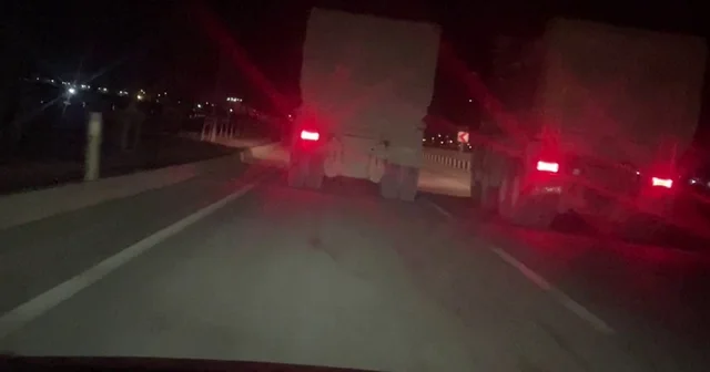 Trafikte 100 ü bulan hızla yarışan kamyonların o anları kamerada Hatay Haberleri