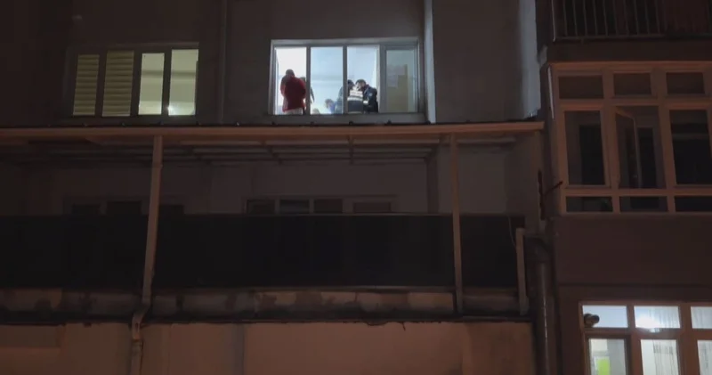 8 inci kattan yan binanın tentesine düştü!