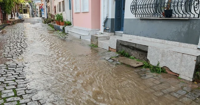 Ayvalık ta sağanak yağmur cadde ve sokakları göle çevirdi Balıkesir Haberleri
