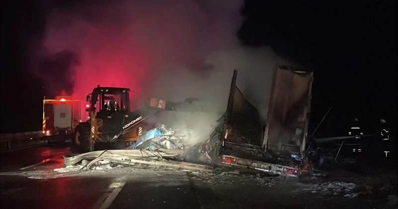 D 100 kara yolunda tır yangını: Ankara istikametinde ulaşım aksadı