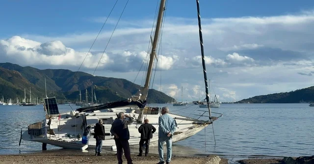 Fırtınada karaya vuran yelkenliler kaldırılıyor Muğla Haberleri