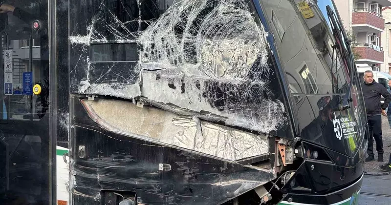 Kocaeli’de çöp kamyonu tramvaya çarptı: 3 yaralı