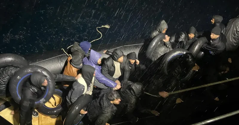 Yer: İzmir! 26 düzensiz göçmen kurtarıldı.