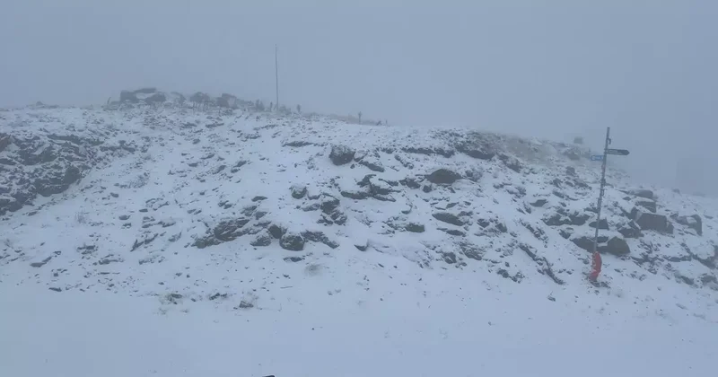 Uludağ a kar yağdı: Çatılar ve pistler beyaz örtüyle kaplandı