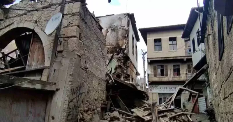 Daha önce yangında zarar gören eski bina yağışlı havada çöktü