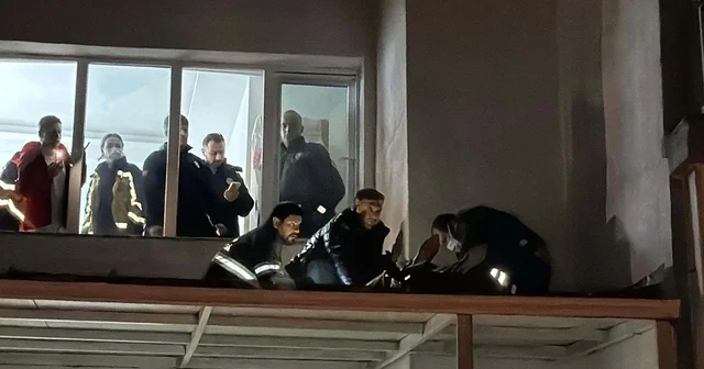 8 inci katın balkonundan yan binanın tentesine düşüp yaralandı Eskişehir Haberleri