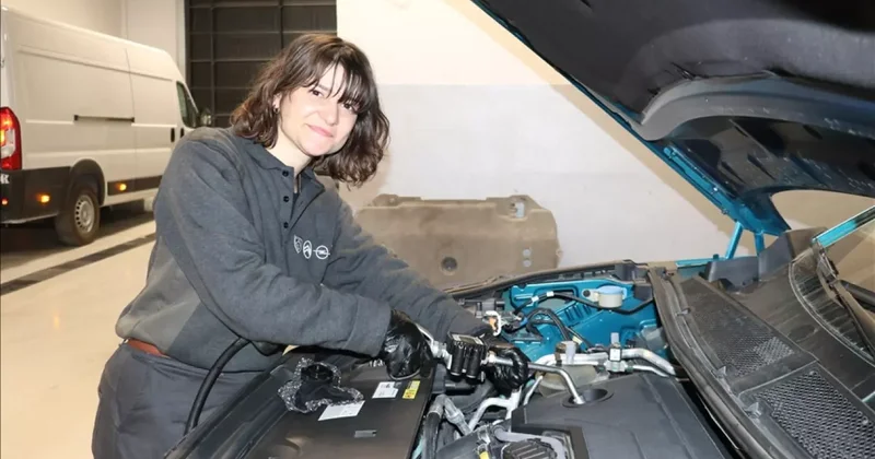 Dilara usta otomotiv servisinde araçların bakımını yapıyor