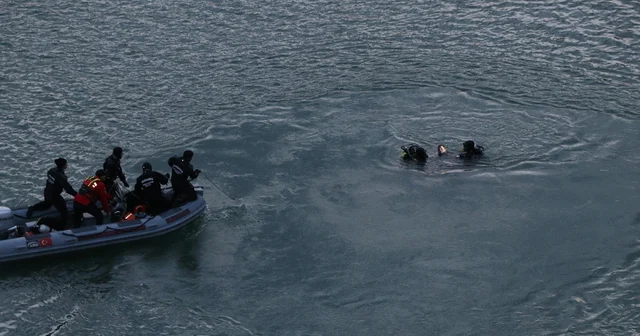 Van da baraj gölüne yuvarlanan otomobildeki 3 kişi öldü (4) Yeniden Van Haberleri