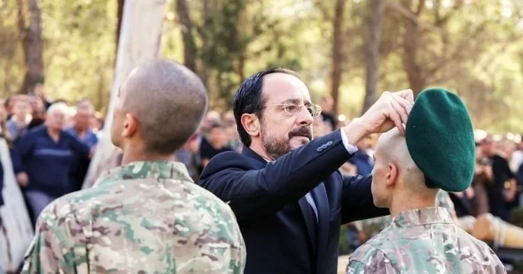 Yeşil berelerini Hristodulidis taktı… Rum komandolardan hadsiz sloganlar