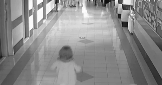 Kahramanmaraş ta soluk borusuna yiyecek kaçan öğrenci Heimlich manevrasıyla kurtarıldı Öğrencinin okul müdürünün müdahalesiyle kurtarılma anı ise saniye saniye görüntülendi Kahramanmaraş Haberleri