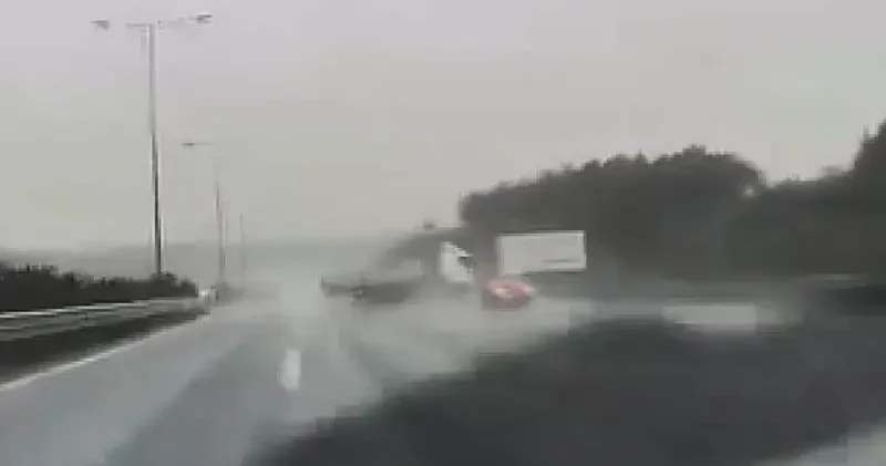 Beykoz da TIR ın otoyolda ters dönüp şarampole yuvarlandığı anlar kamerada