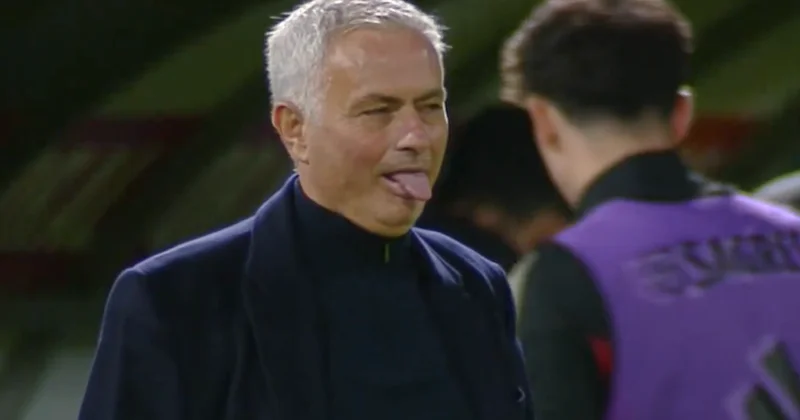 Mourinho önce çıldırdı sonra çıldırttı! Hakeme şok hareket Sözcü Gazetesi