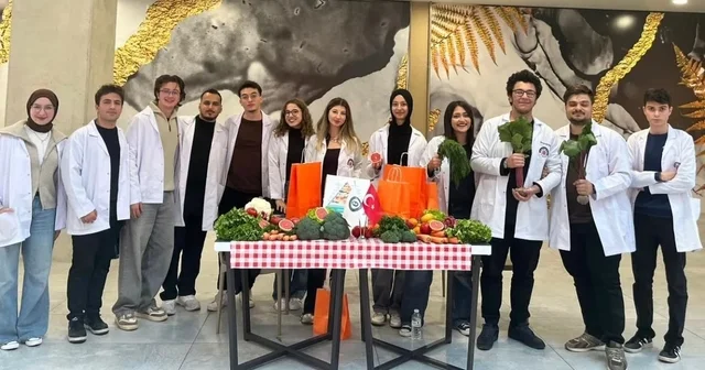 ADÜ Tıp fakültesi öğrencilerinden sağlıklı beslenme farkındalık etkinliği Aydın Haberleri