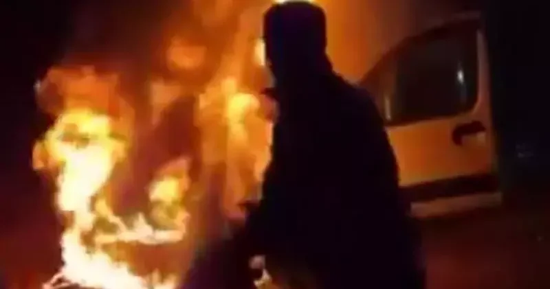 Ceza infaz kurumu personeli, yanan araca müdahale ederek 5 kişilik aileyi kurtardı